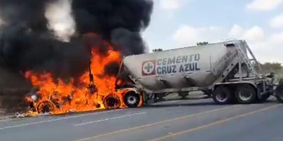 Reportan bloqueo con quema de vehículo pesado en San Juan de los Lagos, Jalisco │ VIDEO