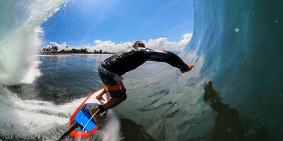 Mikala Jones surfer profesional que sufre terrible accidente