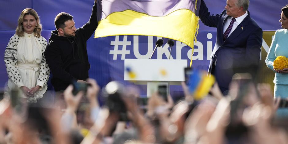 El presidente Volodimir Zelenski (izq.) sostiene una bandera ucraniana junto a su homólogo lituano, Gitanas Nauseda, previo a acudir a la cumbre de la OTAN, ayer.