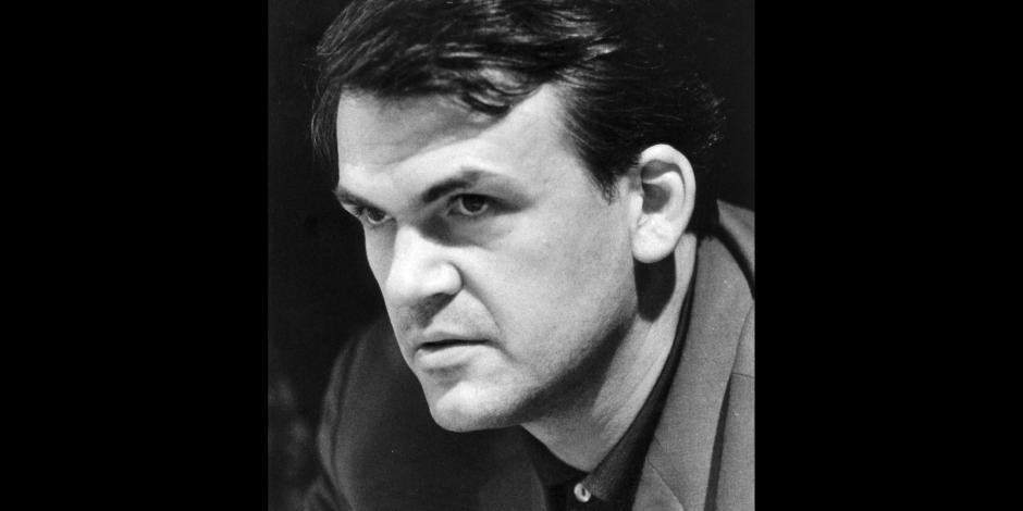El autor checo Milan Kundera se ve en Praga, República Checa, el 27 de junio de 1967. Milan Kundera, cuyos escritos disidentes en la Checoslovaquia comunista le convirtieron en un autor que satirizó el totalitarismo desde el exilio, ha muerto en París a los 94 años.