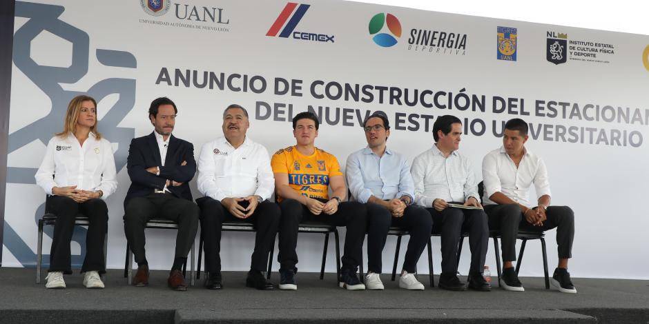 El gobernador Samuel García vestido con la playera del equipo de futbol Tigres.