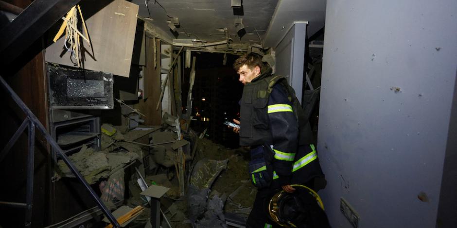 Un rescatista inspecciona un apartamento dañado durante un ataque con drones rusos en Kiev, Ucrania, ayer.