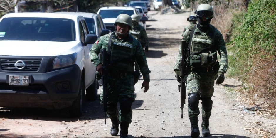 Labores de seguridad en la zona donde ocurrió el ataque con explosivos, en Jalisco.
