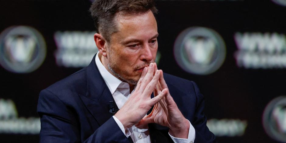 Elon Musk, director ejecutivo de SpaceX y Tesla y propietario de Twitter, hace un gesto mientras asiste a la conferencia Viva Technology dedicada a la innovación y las nuevas empresas en el centro de exposiciones Porte de Versailles en París, Francia.el 16 de junio de 2023