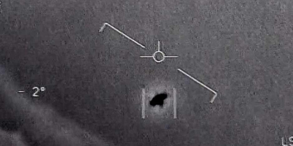 En la imagen del video proporcionado por el Departamento de Defensa etiquetado como Gimbal, de 2015, se ve un objeto inexplicable en el centro mientras se rastrea mientras se eleva a lo largo de las nubes, viajando contra el viento