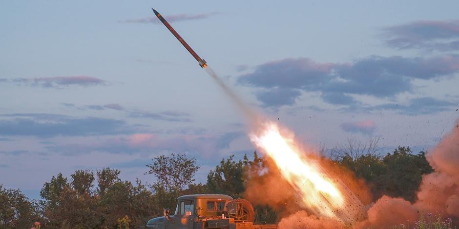 El ejército ucraniano lanza un misil a posiciones rusas en Bajmut el 12 de julio.