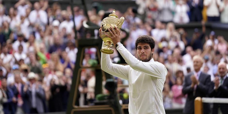 Carlos Alcaraz celebra con el trofeo de campeón 2023 de Wimbledon