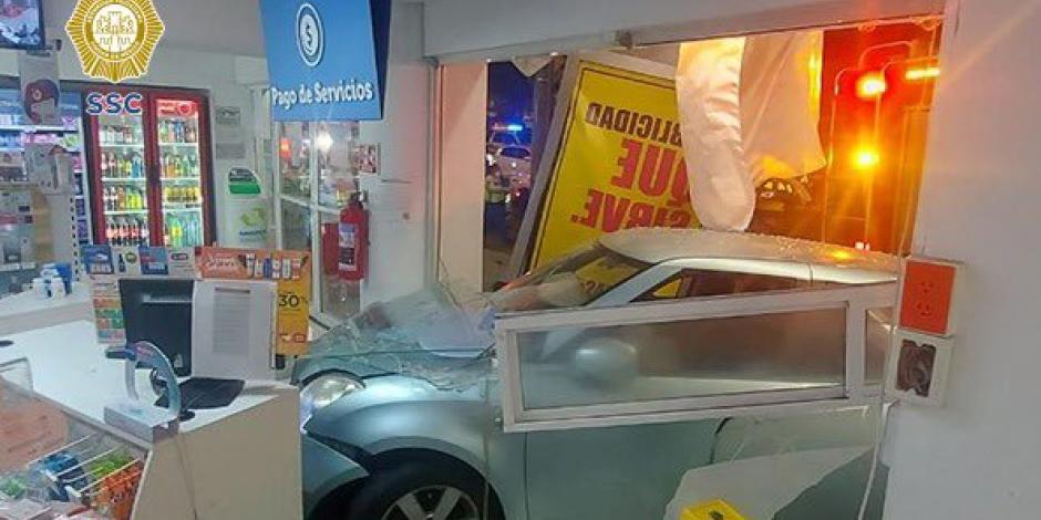 FOTOS. Conductor estampa su auto contra farmacia y puesto semifijo en la colonia Tabacalera, en la alcaldía Cuauhtémoc.