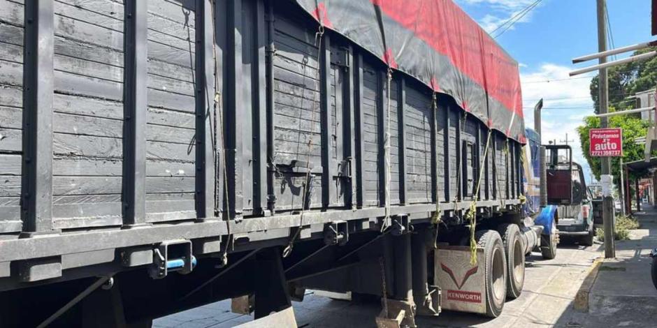Rescatan a más de 300 migrantes que viajaban hacinados en dos camiones en Veracruz.