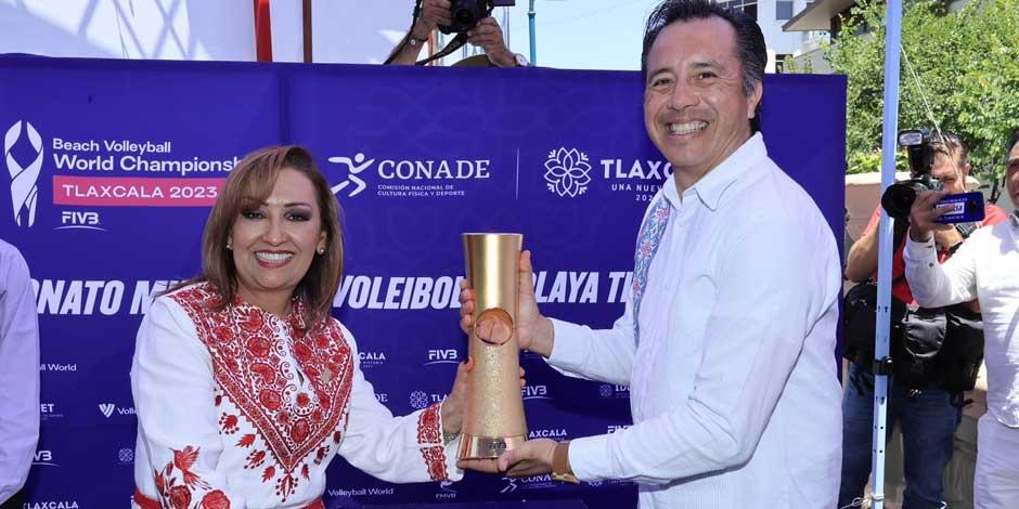 La gobernadora de Tlaxcala, Lorena Cuéllar Cisneros y su homólogo de Veracruz, Cuitláhuac García Jiménez, develaron el trofeo que será entregado a los finalistas.