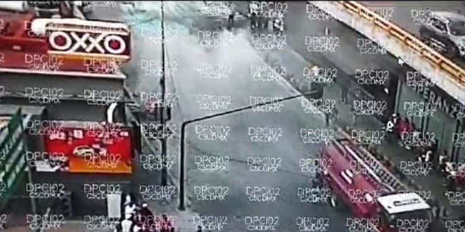 Se incendia vehículo sobre Circuito Interior, en la alcaldía Miguel Hidalgo.