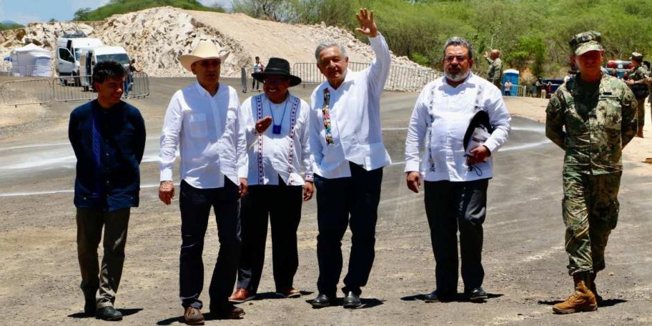 AMLO resalta realización de caminos municipales en Sonora y Chihuahua.