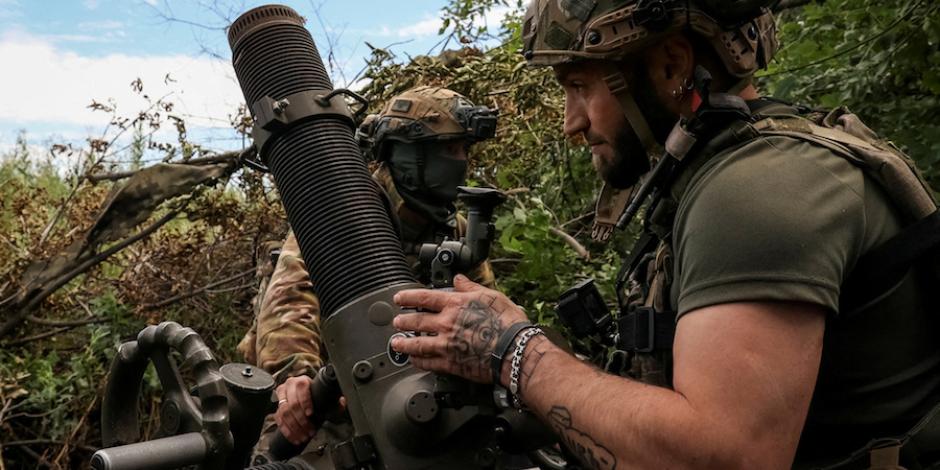 Militares ucranianos de la Décima Brigada Separada de Asalto de Montaña se preparan para disparar un mortero a tropas enemigas  en la región de Donetsk, ayer.