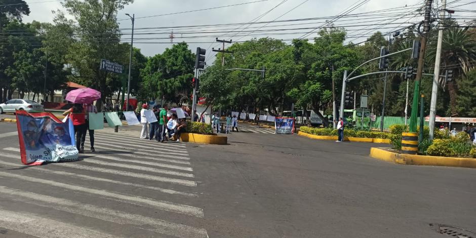 Personal médico de la CDMX bloquea 10 avenidas principales de la capital en contra de incorporación al IMSS-Bienestar.