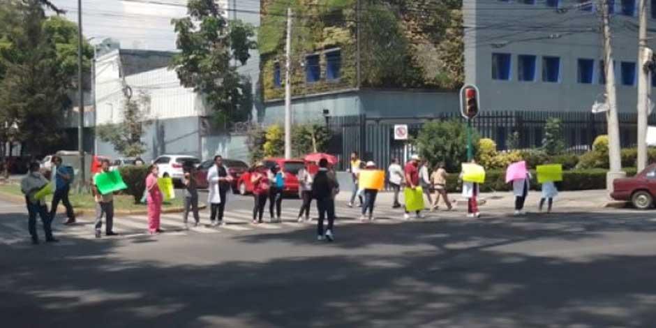 Trabajadores de la salud bloquearon avenidas de la CDMX este lunes en exigencia de mejores condiciones laborales