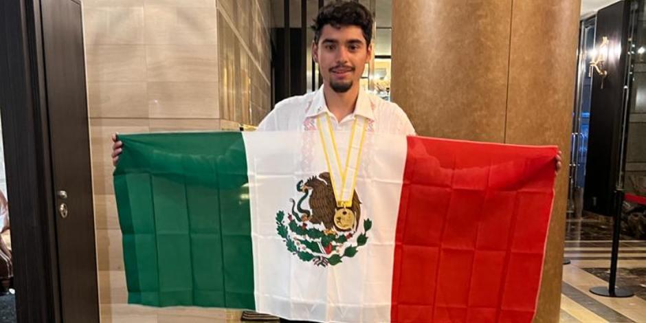 Joven de Aguascalientes gana medalla de oro en Olimpiada Internacional de Matemáticas.