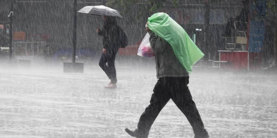 Capitalinos se cubren de la fuertes lluvias en la alcaldía Cuauhtémoc.
FOTO: GRACIELA LÓPEZ /CUARTOSCURO.COM