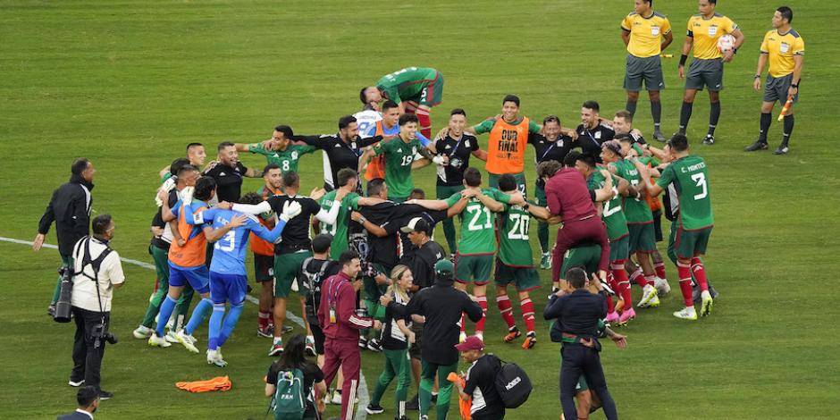 Futbolistas aztecas celebran el título de ayer en EU.