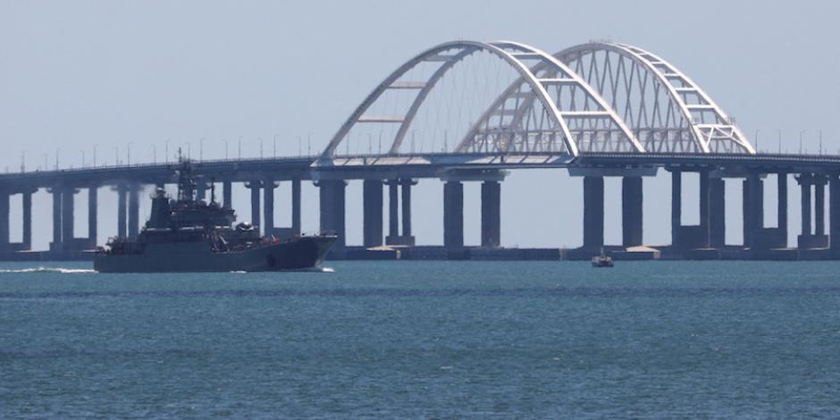 Un barco de la Armada rusa se despliega para transportar automóviles  a través del estrecho de Kerch en una sección del cual resultó dañada por un presunto ataque nocturno en  la ciudad de Kerch, Crimea, ayer.