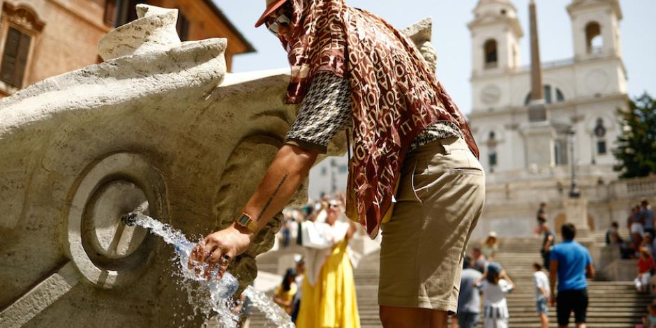 Una persona llena una botella durante una ola de calor en Roma, Italia, ayer.