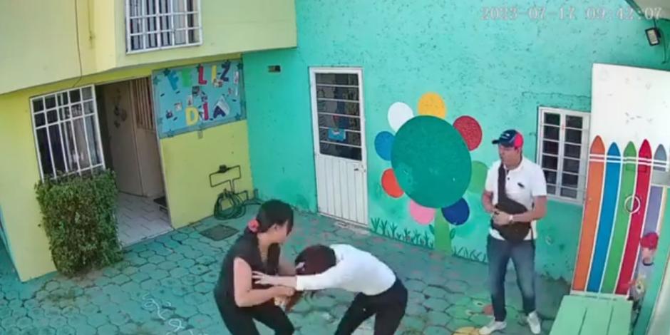'Me hicieron pedirle perdón de rodillas': Habla maestra atacada en kínder de Cuautitlán Izcalli.
