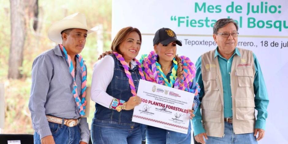 Evelyn Salgado encabeza actividad de reforestación en Llanos de Tepoxtepec.