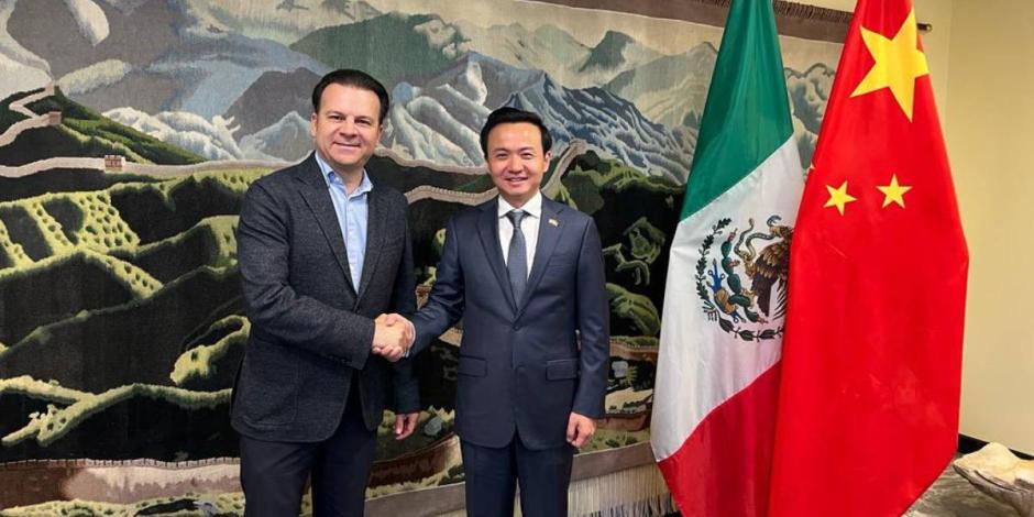 Esteban Villegas se reúne con el embajador de China en México.