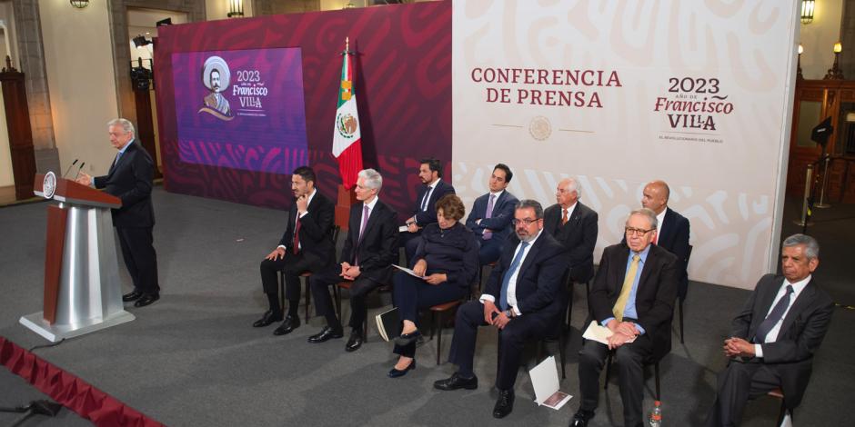 El Presidente, ayer, en la mañanera; en primera fila, Martí Batres, Alfredo Del Mazo, Delfina Gómez y Jorge Nuño.