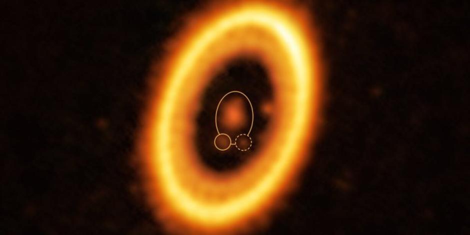 Esta imagen, tomada con el conjunto de telescopios Atacama Large Millimeter/submillimeter Array (ALMA), muestra el joven sistema planetario PDS, situado a casi 400 años luz de la Tierra. Los astrónomos han descubierto lo que podrían ser dos planetas que comparten la misma órbita alrededor de su estrella. Dicen que es la prueba más contundente hasta el momento de esta extraña pareja cósmica, de la que existían sospechas, pero no pruebas. Los investigadores publicaron su hallazgo el miércoles 19 de julio de 2023.