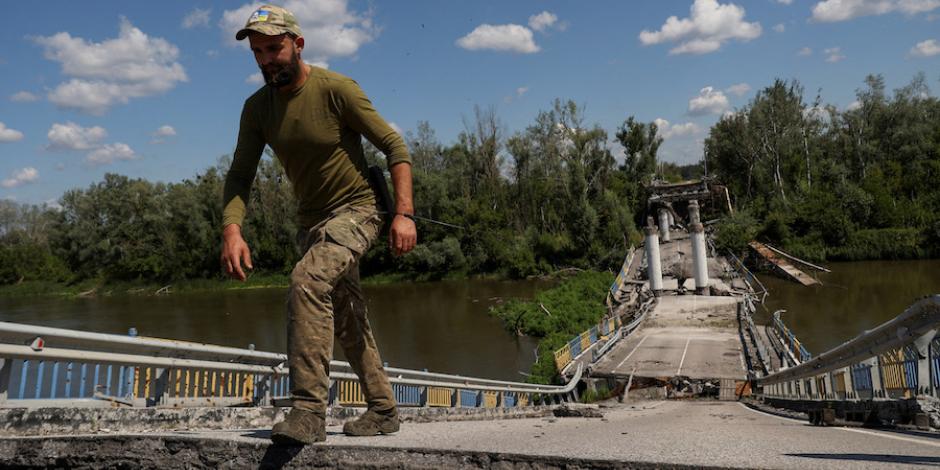Un militar ucraniano camina por un puente sobre el río Siverskyi Donets, destruido durante el ataque de Rusia en Bohorodychne, región de Donetsk, ayer.