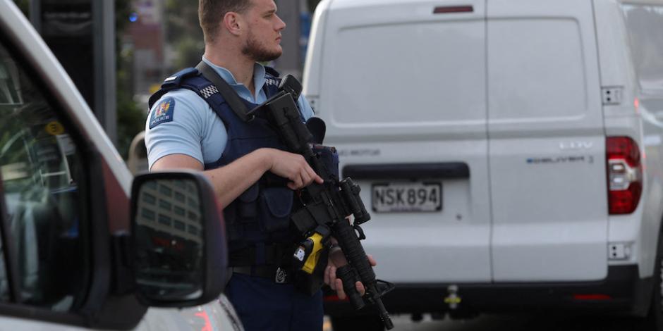 Un oficial de policía hace guardia en medio después del informe de un tiroteo en Auckland, Nueva Zelanda.