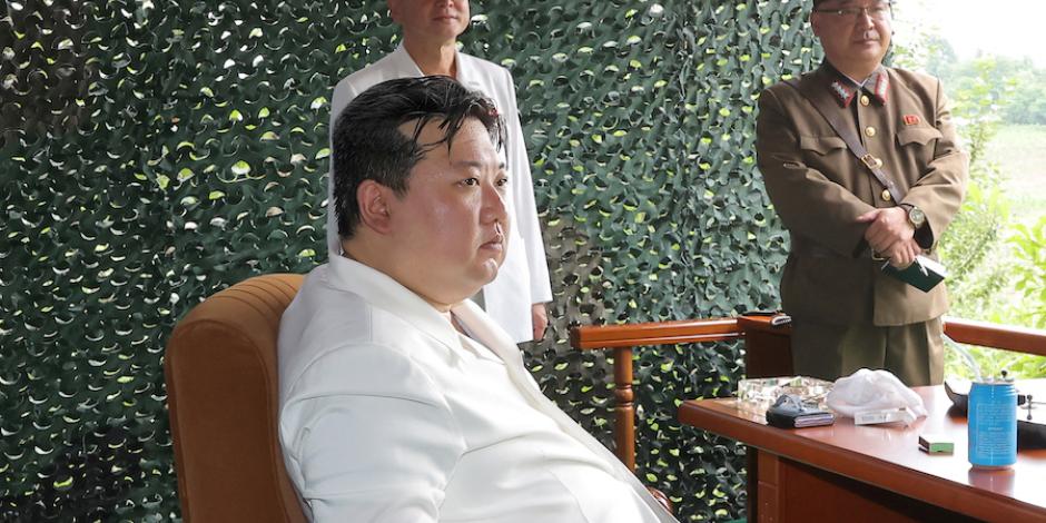 El líder norcoreano, Kim Jong-Un, observa cómo se lanza el misil balístico intercontinental Hwasong-18 desde un lugar no revelado en Corea del Norte , en foto de archivo.