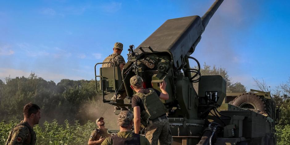 Elementos de las fuerzas armadas de Kiev se preparan para disparar un obús autopropulsado 2C22 Bohdana hacia las posiciones rusasen el este de Ucrania, ayer.