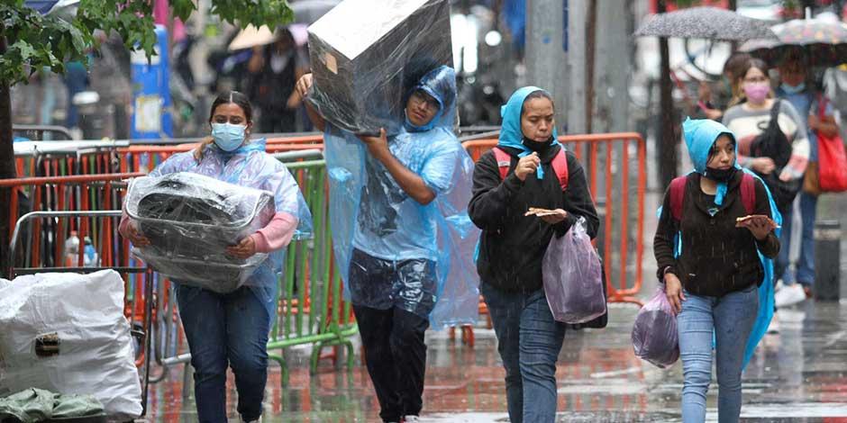 Capitalinos se cubren con plásticos, una tarde de lluvia en la CDMX