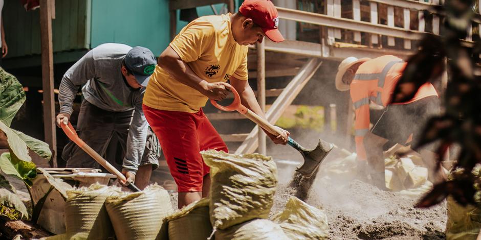 Foto ilustrativa de personas trabajando en construcción