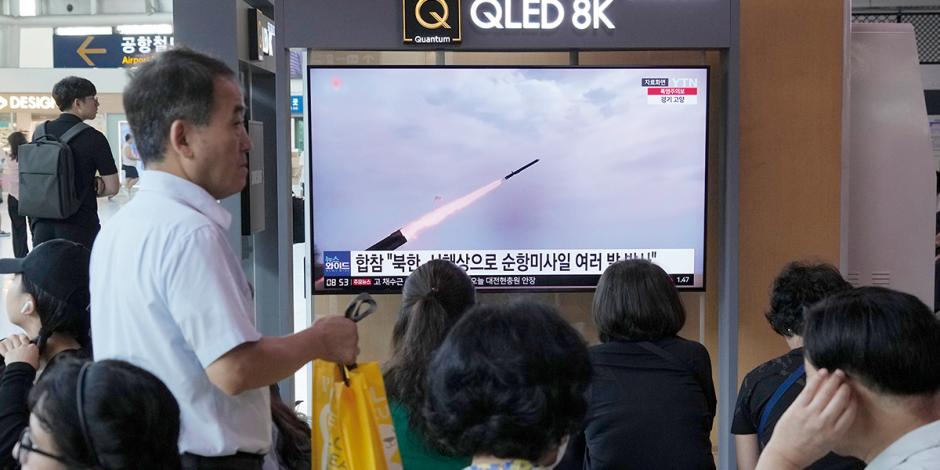 Televidentes sudcoreanos ven la noticia de un lanzamiento de su vecino, ayer.