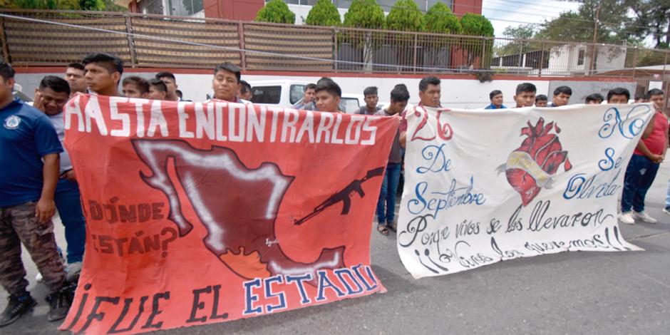 Estudiantes de Aytozinapa protestan, el pasado 26 de junio, al acercarse el 9o aniversario  de los hechos.
