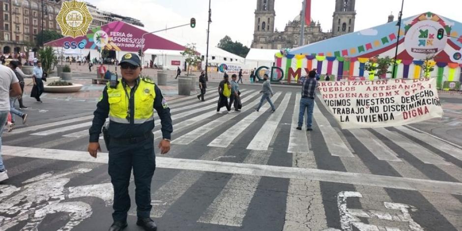 Manifestantes de colectivos de artesanos bloquean paso al Zócalo capitalino.