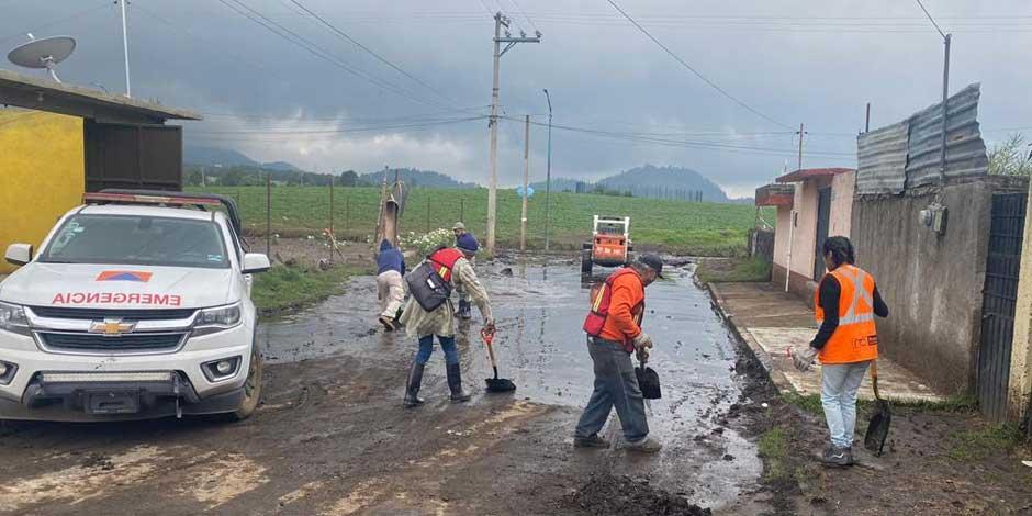 Personal de la alcaldía Tlalpan realiza labores de limpieza de casas afectadas por lluvias en el pueblo de Parres el Guarda