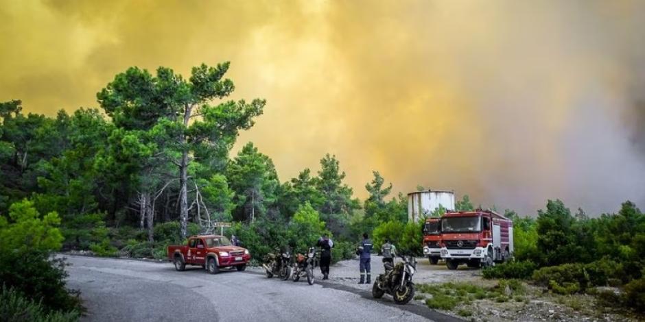 Un incendio forestal arde en un bosque cerca de Lardos, en la isla de Rodas, Grecia, el 22 de julio de 2023.
