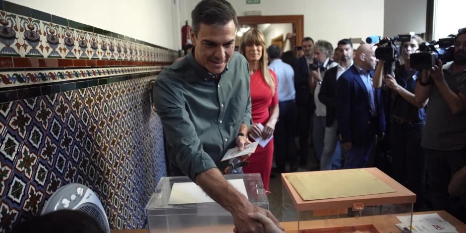 El presidente de España, Pedro Sánchez, acude a votar en unas elecciones que podrían volver a la ultraderecha al poder.
