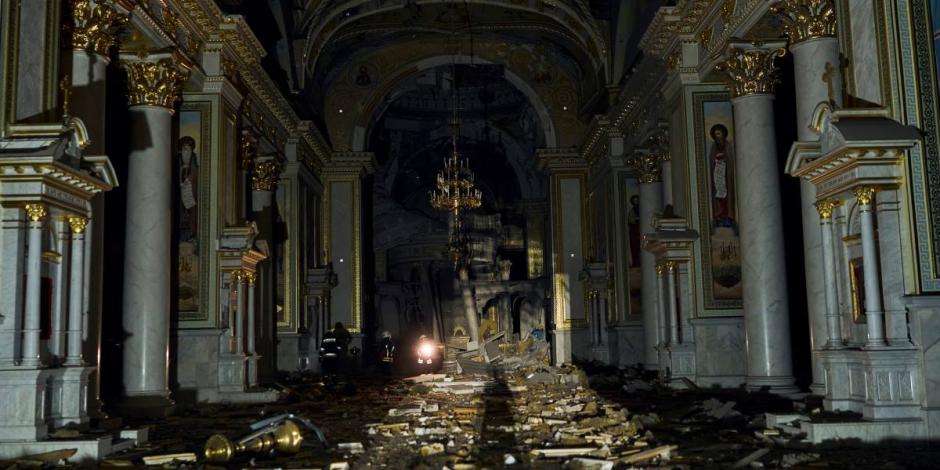 Bomberos caminan dentro de la catedral de Transfiguración de Odesa, muy dañada por un ataque de misiles en Odesa, Ucrania.