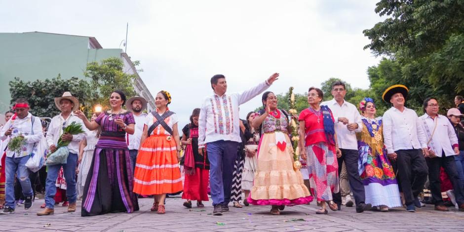 El colorido y alma de Oaxaca se unen en la Guelaguetza 2023, donde artistas y tradiciones danzan al ritmo de la música ancestral; al centro, el gobernador Salomón Jara Cruz.