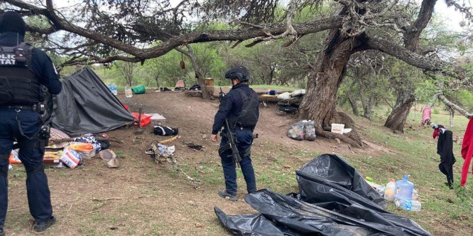 La Secretaría de Seguridad Pública de Zacatecas informa que se desmanteló un campamento que era utilizado por una célula delincuencial y se detuvo a 5 presuntos criminales.