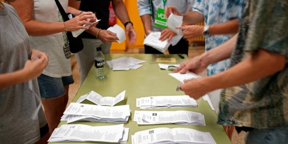 Los funcionarios electorales cuentan las papeletas después de cerrar un colegio electoral en Barcelona, ​​España, el domingo 23 de julio de 2023.