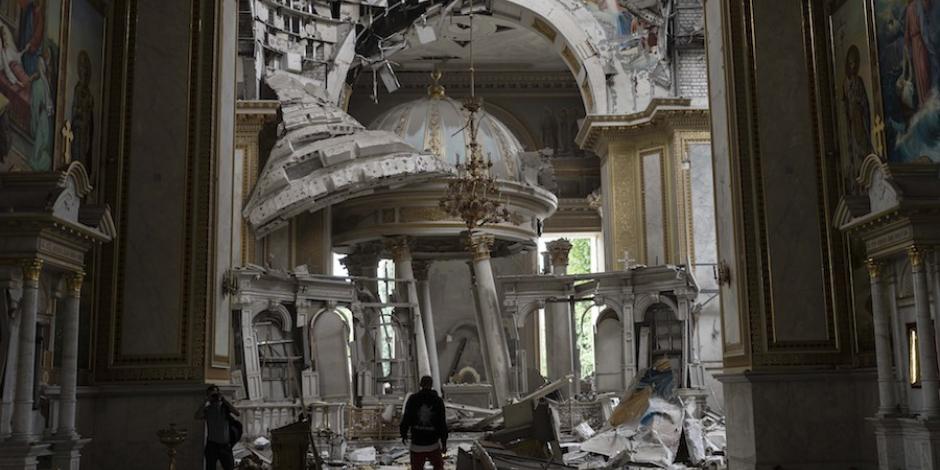Personal de emergencia revisa los daños en la Catedral de la Transfiguración, cuyo atrio quedó destruido tras el impacto de un misil Kh-22, ayer.