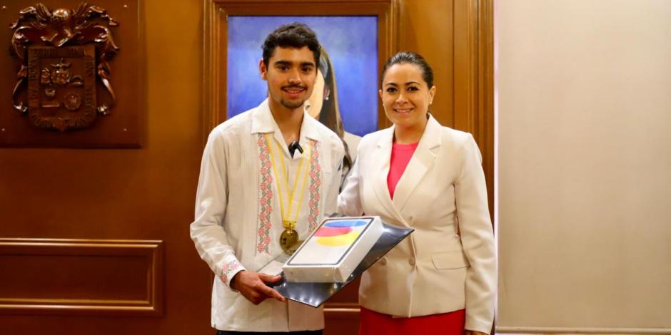 Tere Jiménez se reúne con el joven ganador del oro en la Olimpiada Internacional de Matemáticas.