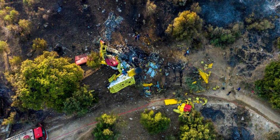 Rescatistas operan en el lugar del accidente de un avión de extinción de incendios que se estrelló tras un lanzamiento de agua mientras arde un incendio forestal cerca del pueblo de Platanistos, en la isla de Eubea, Grecia.