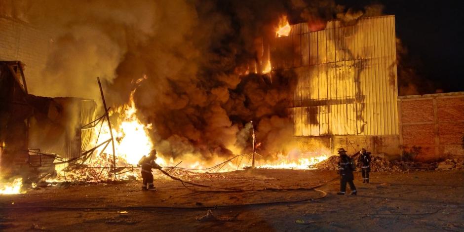 Se incendia una fábrica de tarimas en Guadalajara.