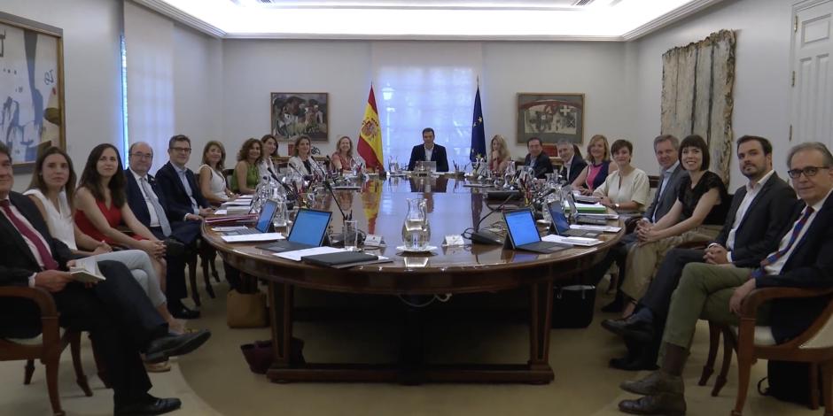 Pedro Sánchez (centro), presidente de España, encabeza una reunión con el Consejo de Ministros tras las elecciones, ayer.